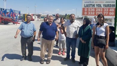 izmir adana seferi zahmete dondu mazotu biten otobus yolda kalinca yolcular otostop cekti cmiu8sjZ