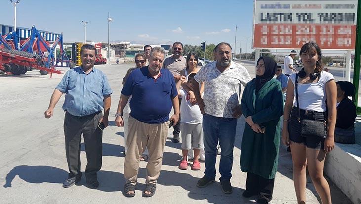 İzmir-Adana seferi zahmete döndü! Mazotu biten otobüs yolda kalınca yolcular otostop çekti 1 izmir adana seferi zahmete dondu mazotu biten otobus yolda kalinca yolcular otostop cekti cmiu8sjZ