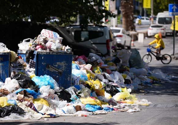 İzmir Buca'da toplanmayan çöpler reaksiyona neden oluyor İzmir'de çöp krizi: Parklarda oturamıyoruz, sinekten durulmuyor 15 izmir bucada toplanmayan copler reaksiyona neden oluyor izmirde cop krizi parklarda oturamiyoruz sinekten durulmuyor XhgqUEYb