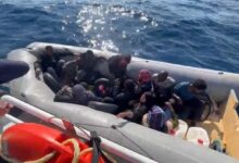 izmirde sistemsiz gocmenler yakalandi 17si cocuk 41 kisi karaya cikarildi 9LAB2UIS