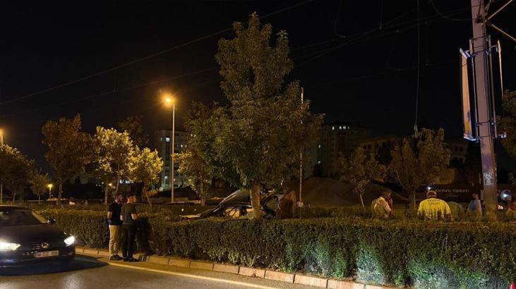 Kayseri'de müthiş kaza! Araba tramvay yoluna uçtu hurdaya döndü 3 kayseride muthis kaza araba tramvay yoluna uctu hurdaya dondu 1 5hVGremA
