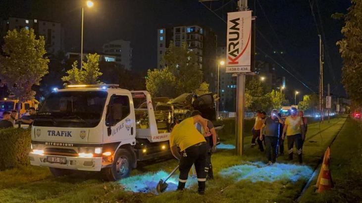 Kayseri'de müthiş kaza! Araba tramvay yoluna uçtu hurdaya döndü 5 kayseride muthis kaza araba tramvay yoluna uctu hurdaya dondu 3 OQcgl3T3