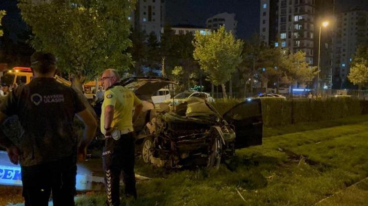 Kayseri'de müthiş kaza! Araba tramvay yoluna uçtu hurdaya döndü 8 kayseride muthis kaza araba tramvay yoluna uctu hurdaya dondu 6 Hs91gDS1