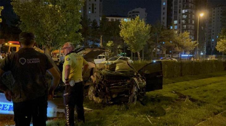 Kayseri'de müthiş kaza! Araba tramvay yoluna uçtu hurdaya döndü 1 kayseride muthis kaza araba tramvay yoluna uctu hurdaya dondu RkjiO7bS