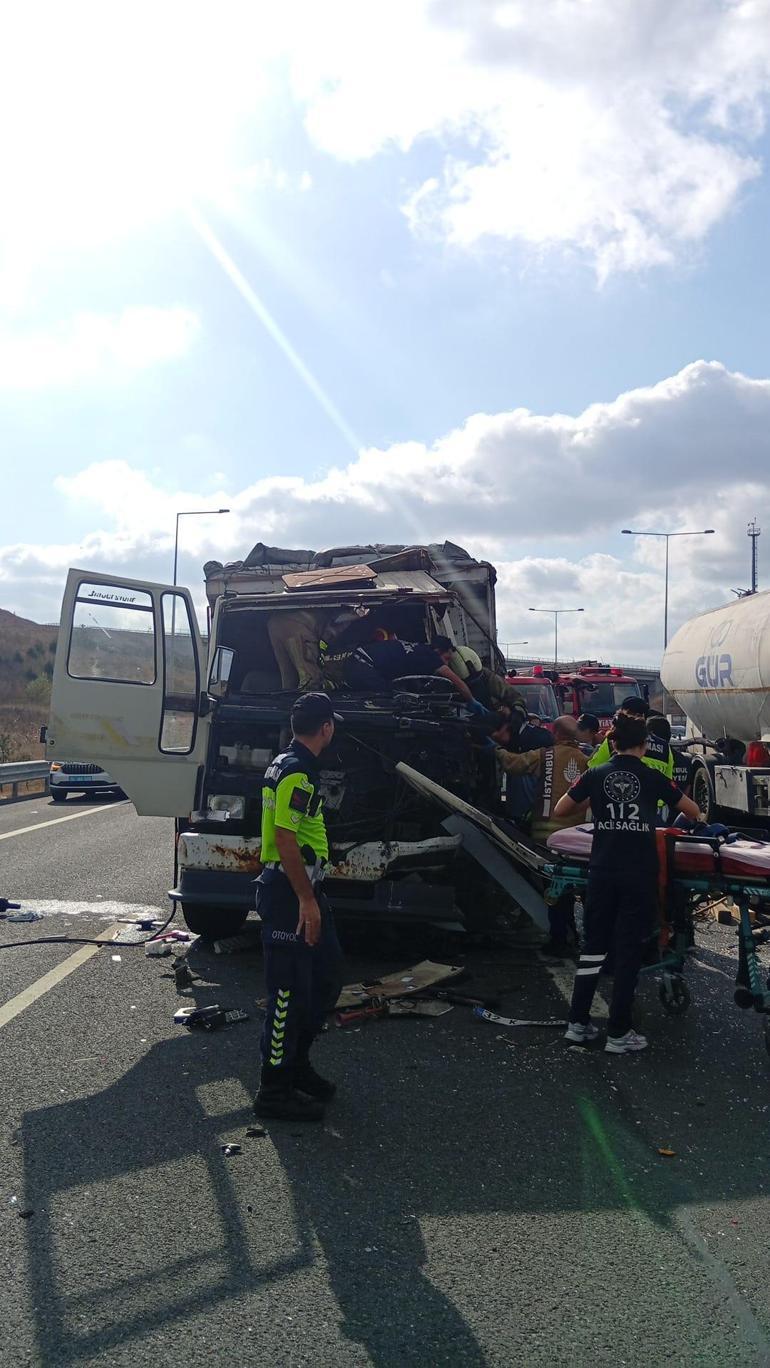 kuzey marmara otoyolunda kamyonet tira carpti 1 Gk9svc1l