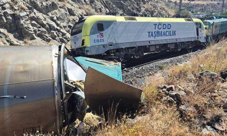 Malatya'da iki yük treni baş başa çarpıştı 1 malatyada iki yuk treni bas basa carpisti UW7EjywI