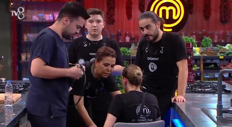 Masterchef'te duygusal veda! Elenen isim belirli oldu 4 masterchefte duygusal veda elenen isim belirli oldu 2 4eJUUArq