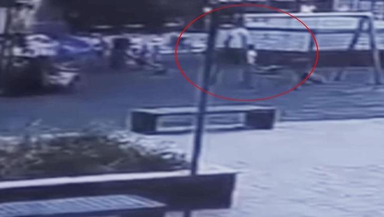 Parkta oynayan çocukları yerden yere çarptı! Şüpheliye konut mahpusu 2 parkta oynayan cocuklari yerden yere carpti supheliye konut mahpusu 0 3BP8VEkz