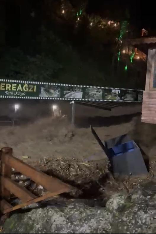 Rize'de şiddetli yağışlar sele neden oldu! Mahsur kalan vatandaşlar tahliye edildi 2 rizede siddetli yagislar sele neden oldu mahsur kalan vatandaslar tahliye edildi 0 TWL6gAea