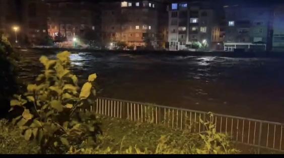 Rize'de şiddetli yağışlar sele neden oldu! Mahsur kalan vatandaşlar tahliye edildi 3 rizede siddetli yagislar sele neden oldu mahsur kalan vatandaslar tahliye edildi 1 vfuvuGI3