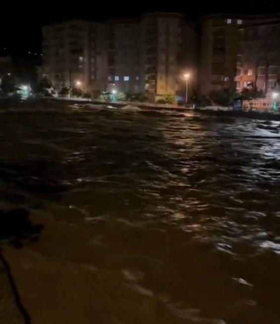 Rize'de şiddetli yağışlar sele neden oldu! Mahsur kalan vatandaşlar tahliye edildi 6 rizede siddetli yagislar sele neden oldu mahsur kalan vatandaslar tahliye edildi 4