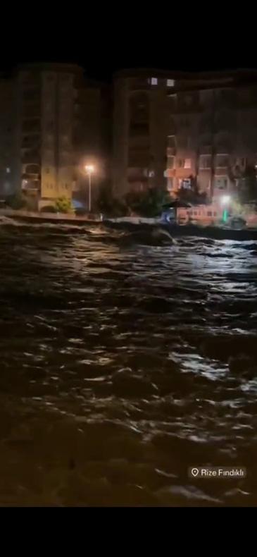 Rize'de şiddetli yağışlar sele neden oldu! Mahsur kalan vatandaşlar tahliye edildi 7 rizede siddetli yagislar sele neden oldu mahsur kalan vatandaslar tahliye edildi 5 9SmewAaN