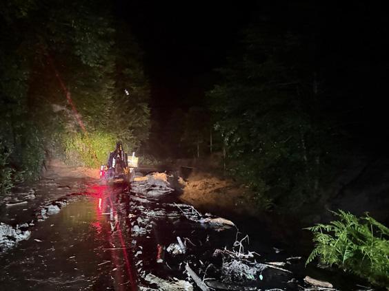 Rize'de şiddetli yağışlar sele neden oldu! Mahsur kalan vatandaşlar tahliye edildi 8 rizede siddetli yagislar sele neden oldu mahsur kalan vatandaslar tahliye edildi 6 yuOj9Bvz