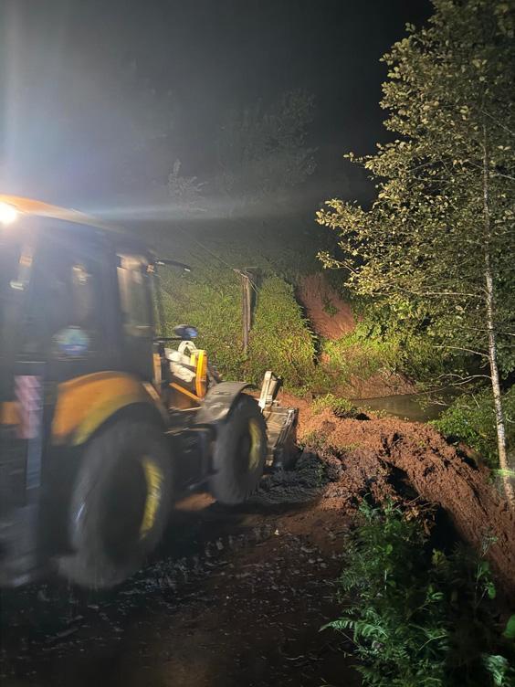 Rize'de şiddetli yağışlar sele neden oldu! Mahsur kalan vatandaşlar tahliye edildi 11 rizede siddetli yagislar sele neden oldu mahsur kalan vatandaslar tahliye edildi 9 vFBbAuKv