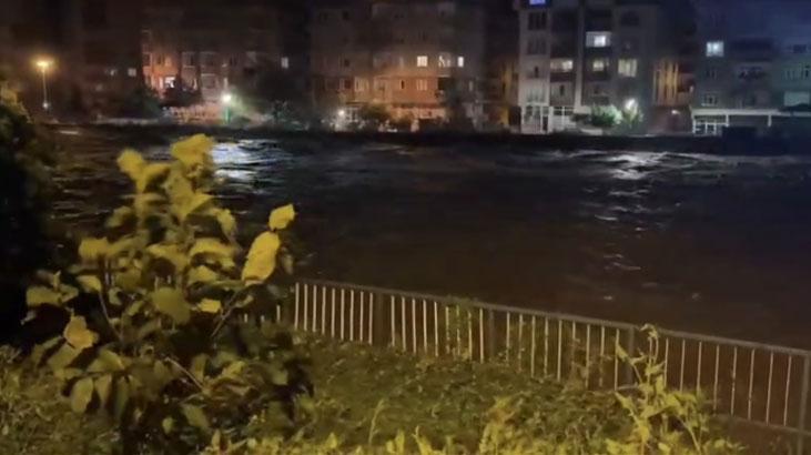 Rize'de şiddetli yağışlar sele neden oldu! Mahsur kalan vatandaşlar tahliye edildi 1 rizede siddetli yagislar sele neden oldu mahsur kalan vatandaslar tahliye edildi tXmpeX8j