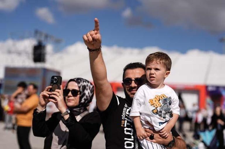 Selçuk Bayraktar'dan TEKNOFEST'in son gününde gençlere davet: Türkiye'yi sizler inşa edeceksiniz 4 selcuk bayraktardan teknofestin son gununde genclere davet turkiyeyi sizler insa edeceksiniz 2