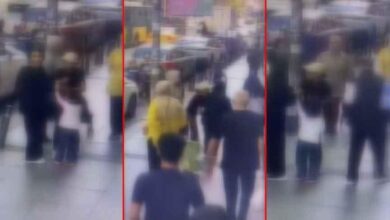 sislide kapkac biri elini tuttu baskasi cantasini caldi 15 ve 16 yasindaki supheliler yakalandi UCQqxqXW