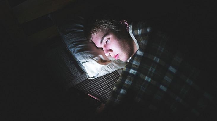 telefonu yastigin altina koyan yandi gece uzunlugu ziyan veriyor beyni mahveden kusur 3 g1bl4svr
