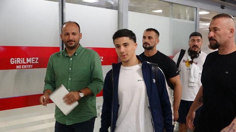 Trabzonspor'un yeni transferi Benjamin Bouchouari Trabzon'a geldi 2 trabzonsporun yeni transferi benjamin bouchouari trabzona geldi 0 nRlwpGM4