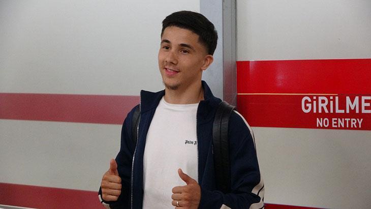 Trabzonspor'un yeni transferi Benjamin Bouchouari Trabzon'a geldi 1 trabzonsporun yeni transferi benjamin bouchouari trabzona geldi j1vRlm7d