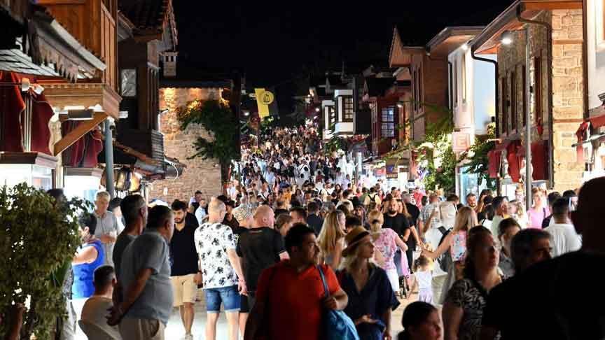 turizmde agustos zirvesi 7 milyona yakin turist turkiyede rusya ve almanya birinci iki sirada