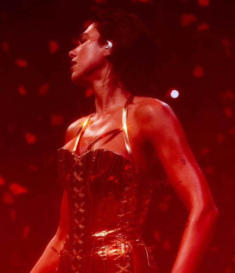 Unutulmaz konser! Dua Lipa'dan 'altın korseli' sahne gösterisi 3 unutulmaz konser dua lipadan altin korseli sahne gosterisi 1 F9Nbs58I
