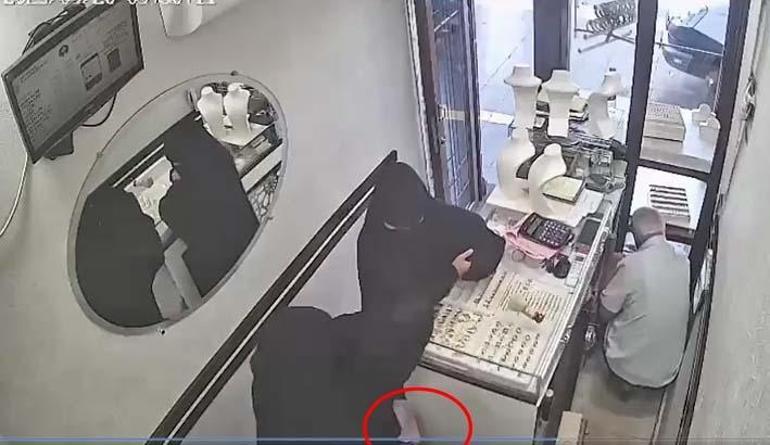 Yer: Diyarbakır! Kuyumcunun dikkatini dağıtıp, 2,5 kilogram altın çaldılar 3 yer diyarbakir kuyumcunun dikkatini dagitip 25 kilogram altin caldilar 1 PXyq8g7M