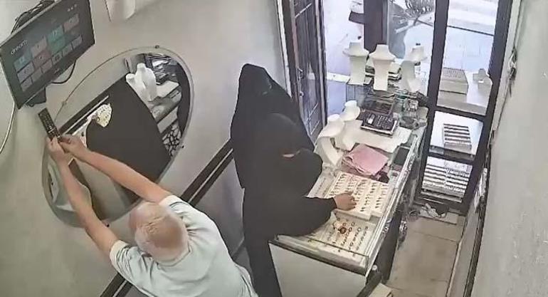 Yer: Diyarbakır! Kuyumcunun dikkatini dağıtıp, 2,5 kilogram altın çaldılar 4 yer diyarbakir kuyumcunun dikkatini dagitip 25 kilogram altin caldilar 2